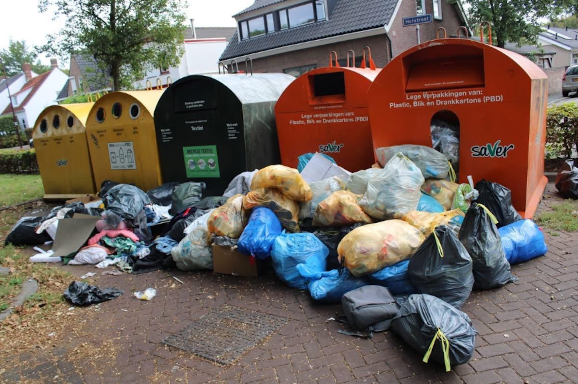 Afbeelding met buitenshuis, Container, afval, plastic